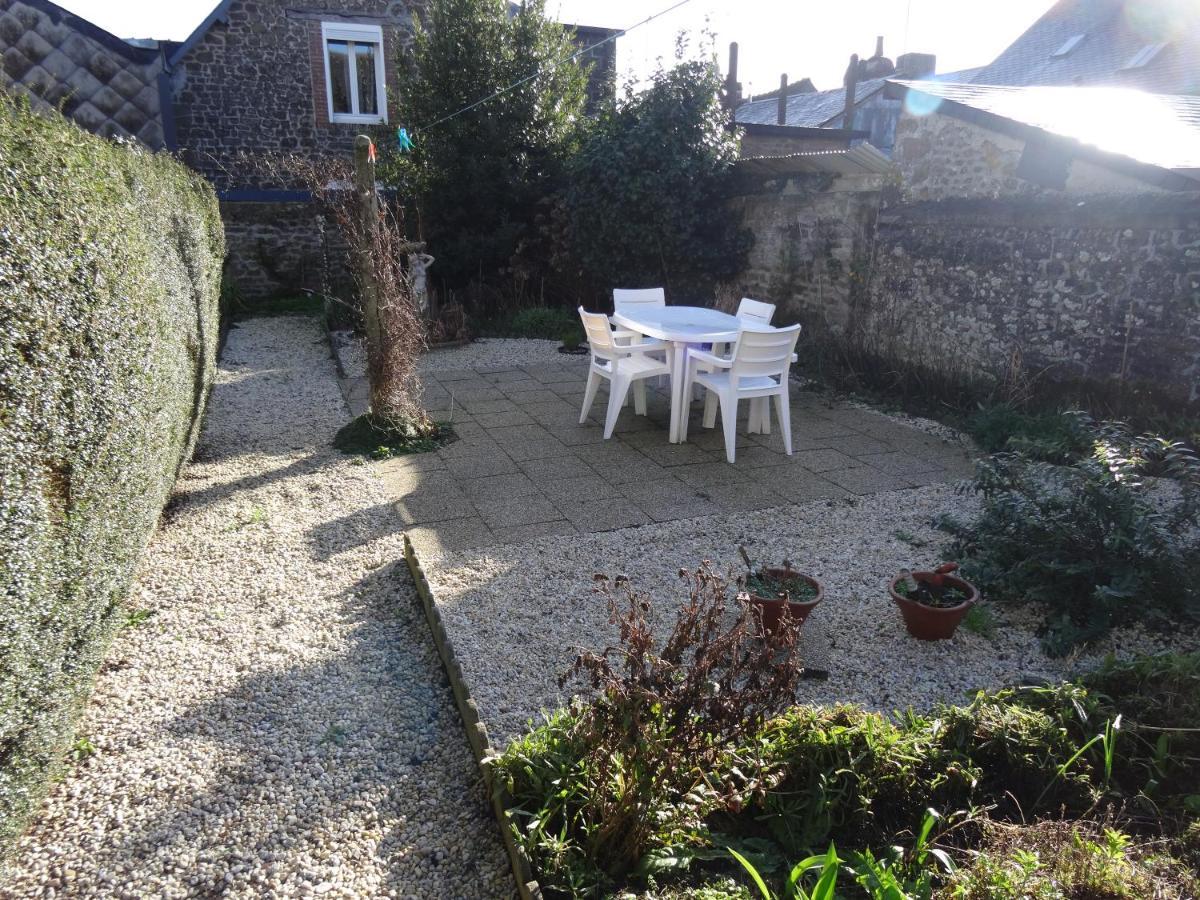 Charming French Cottage-Gite In The Heart Of Quiet Gorron Exterior foto